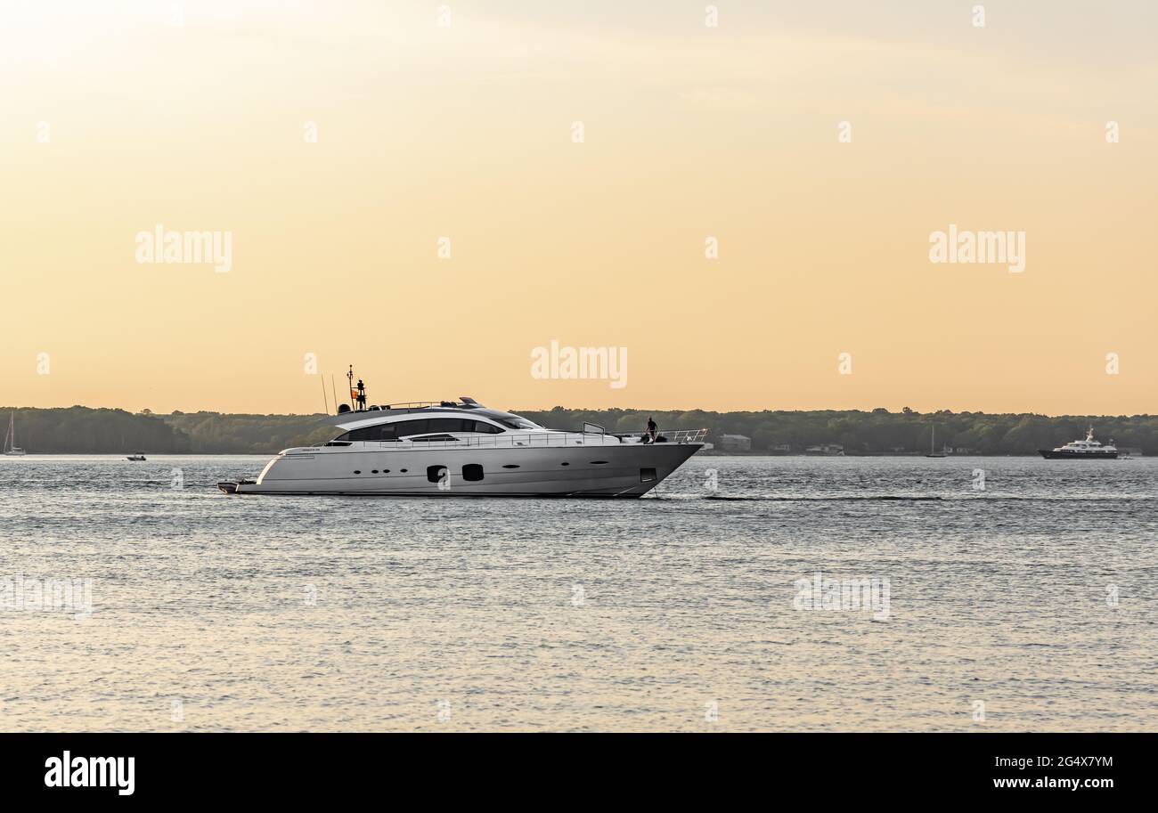 Große private Luxusyacht am Crescent Beach, Shelter Island, NY Stockfoto