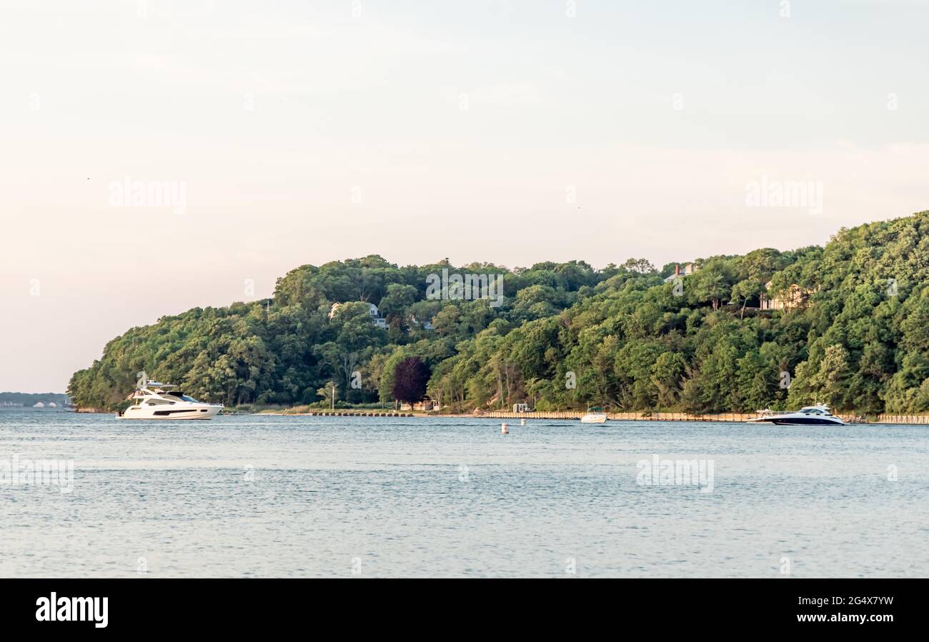 Teure Yachten ankerten vor Shelter Island, NY Stockfoto