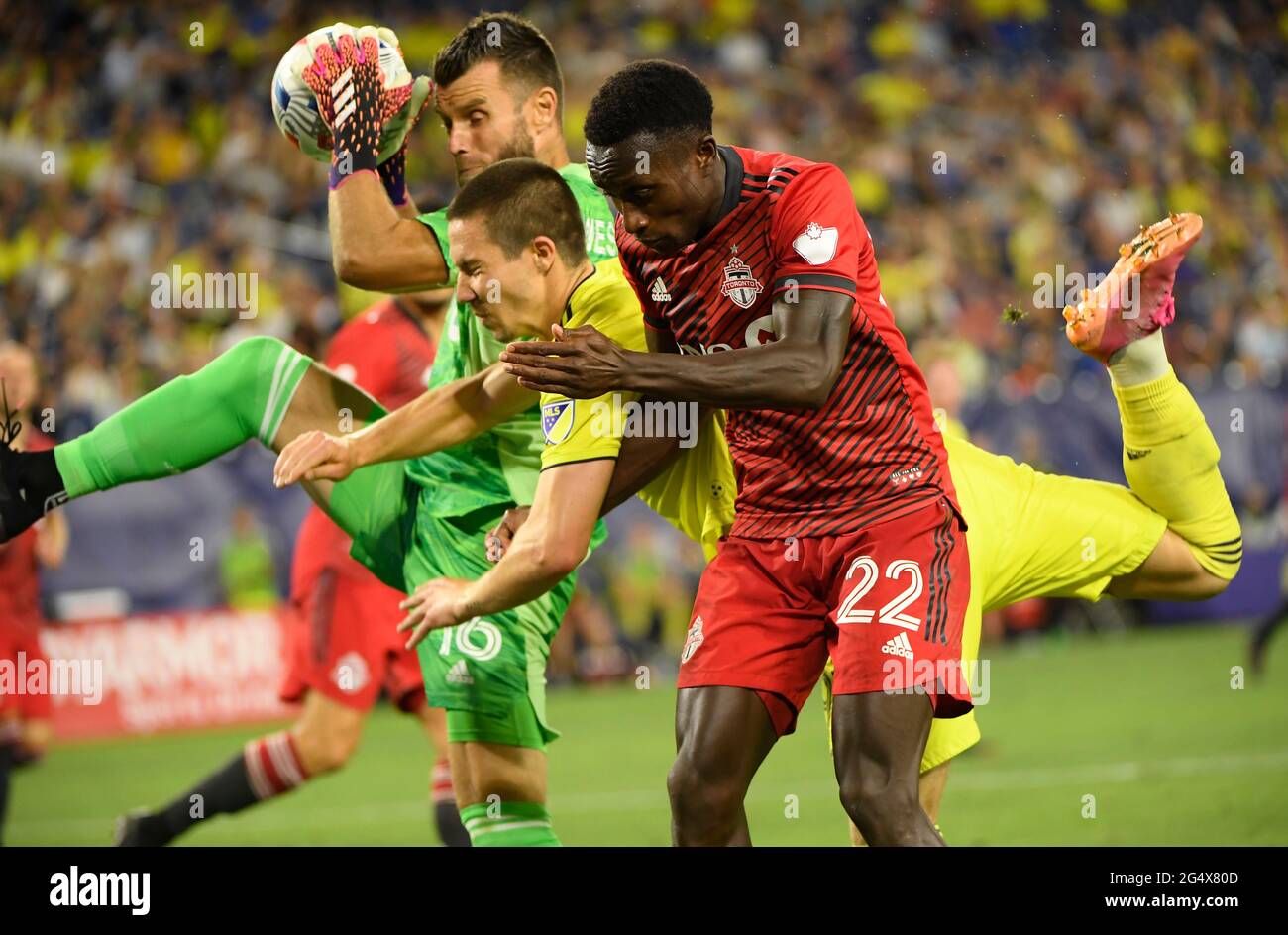 Nashville, USA. 23. Juni 2021: Torhüter des FC Toronto Quentin Westberg (16) blockiert den Schuss von Nashville SC-Verteidiger Daniel Lovitz (2) während der zweiten Hälfte eines MLS-Spiels zwischen Toronto CF und dem Nashville SC im Nissan Stadium in Nashville TN Steve Roberts/CSM Credit: CAL Sport Media/Alamy Live News Stockfoto