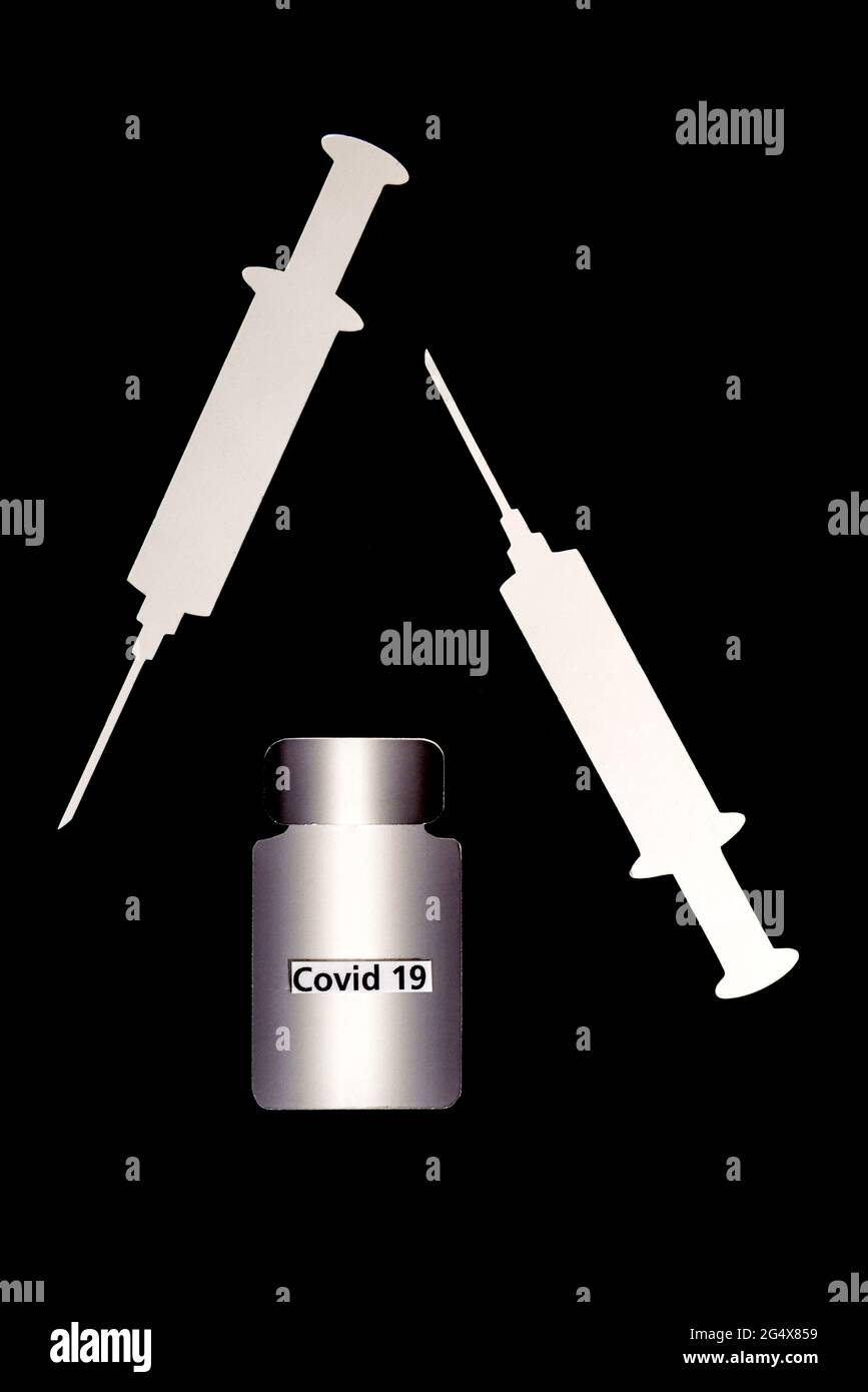 2D-Papierausschnitte von blankÂ-Spritzen und einer Flasche Impfstoff Stockfoto
