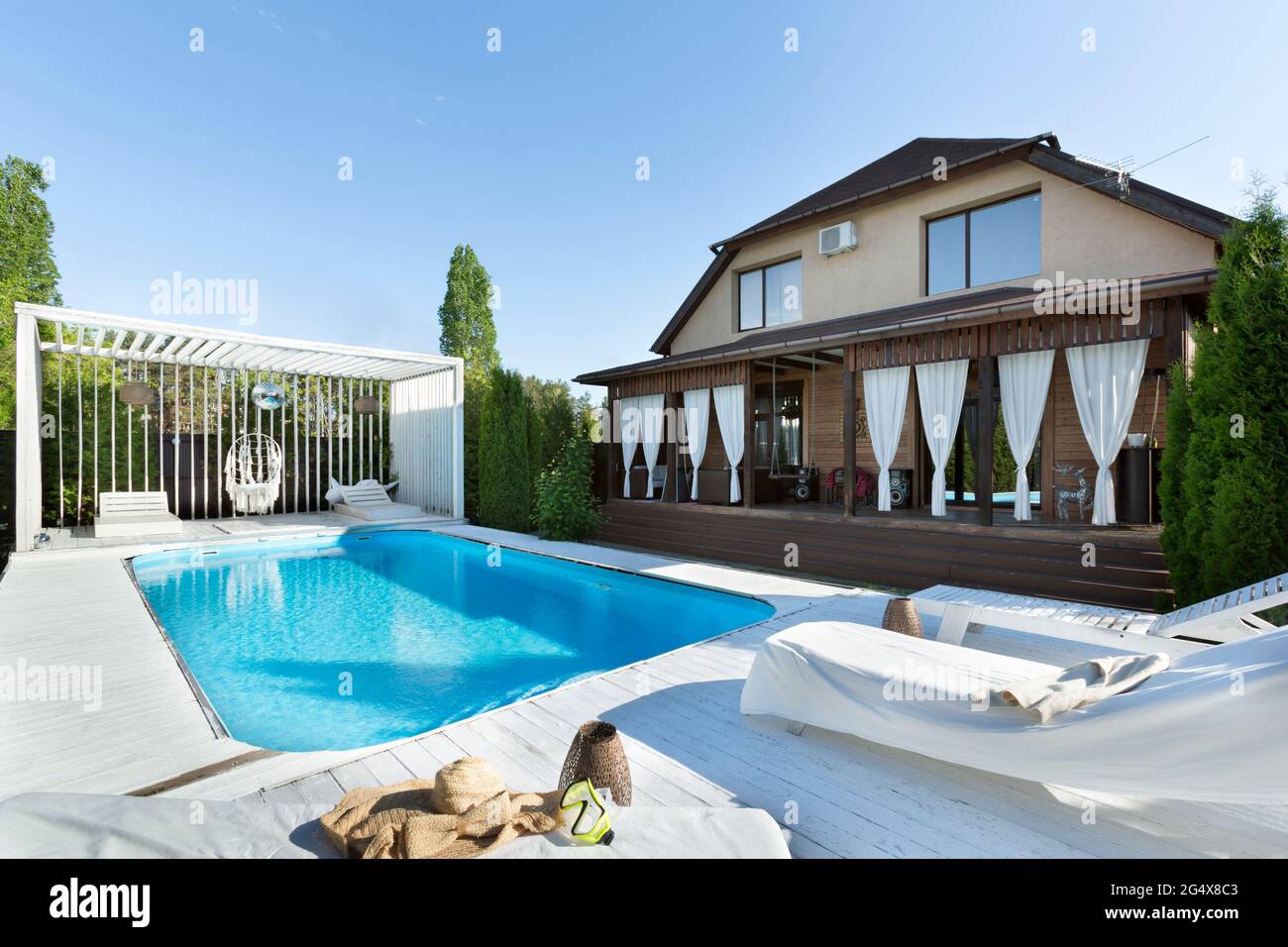 Swimmingpool im Hinterhof des Hauses während des sonnigen Tages Stockfoto