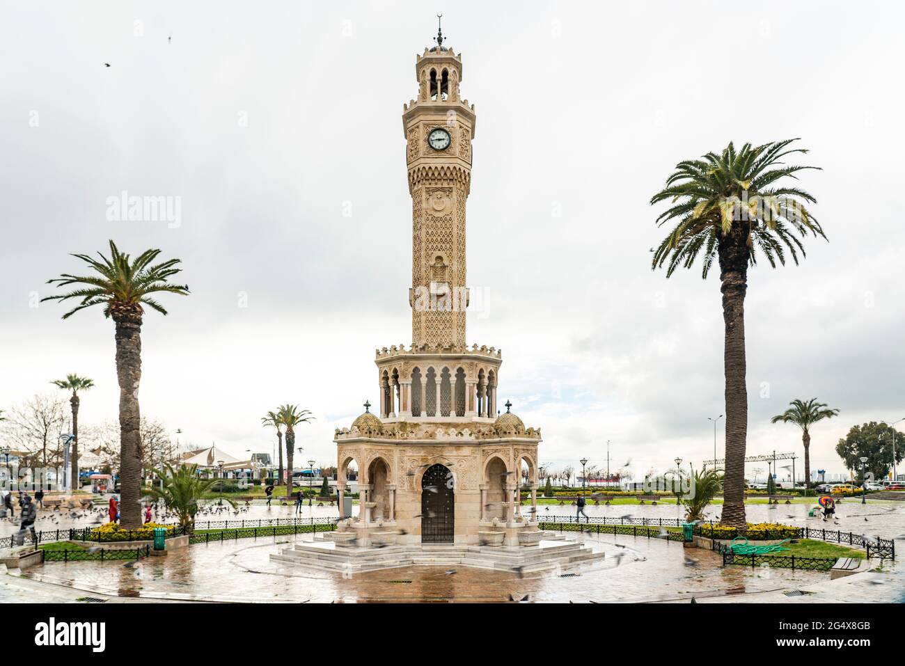 Izmir Uhrturm mit Palmen am Konak Platz im Winter, Izmir, Türkei Stockfoto