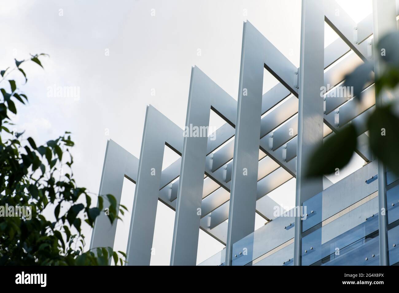 Spanien, Madrid, moderne Außenfassade der Repsol Campus-Zentrale Stockfoto