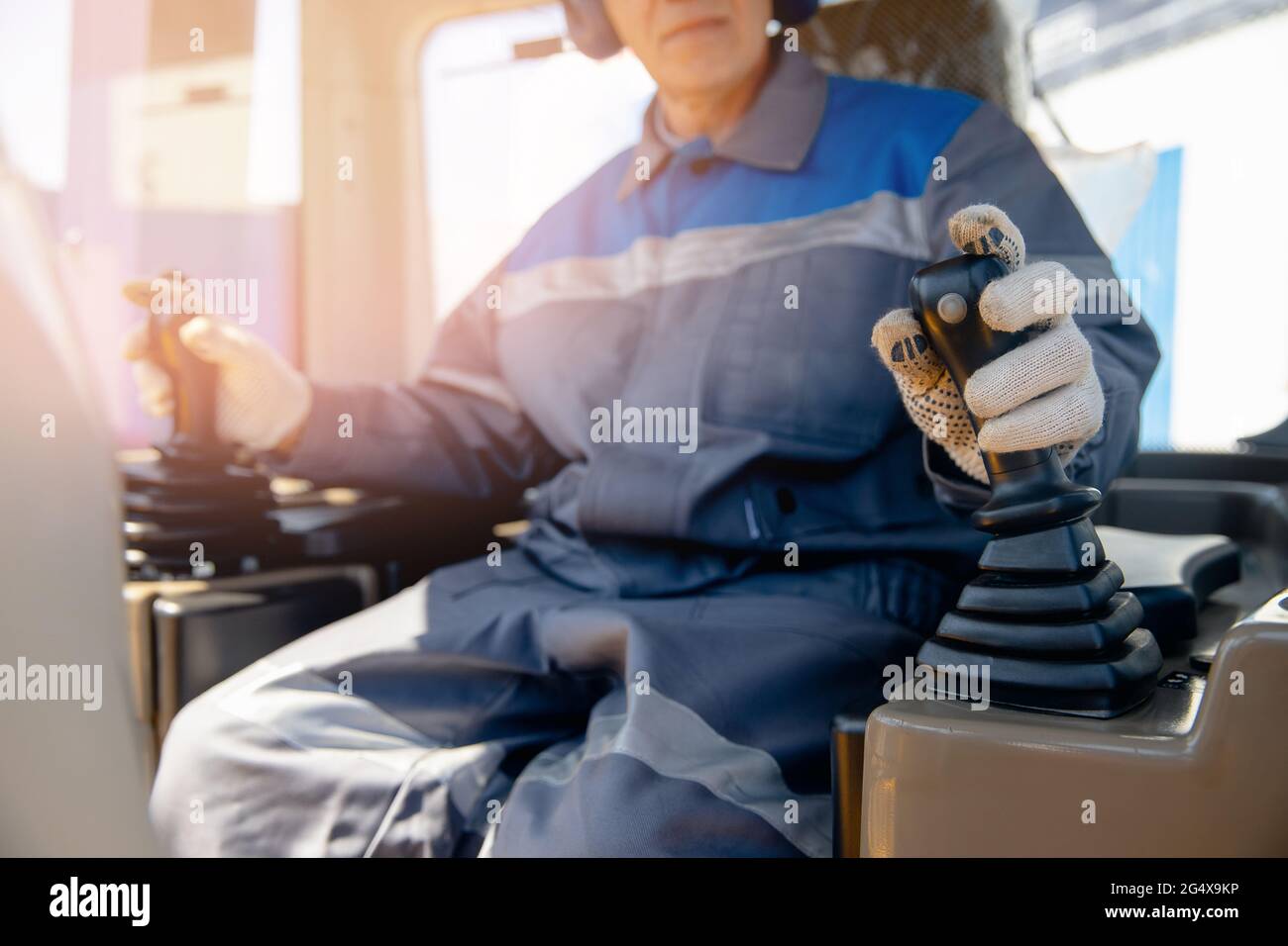 Portrait eines Industriearbeiters am Hafenkran. Stockfoto