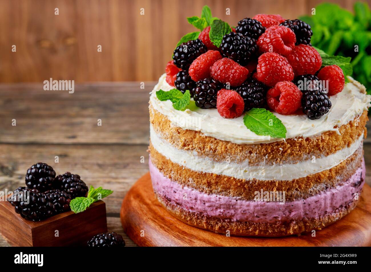 Köstlicher Beerenkuchen mit frischen Himbeeren und Brombeeren. Stockfoto