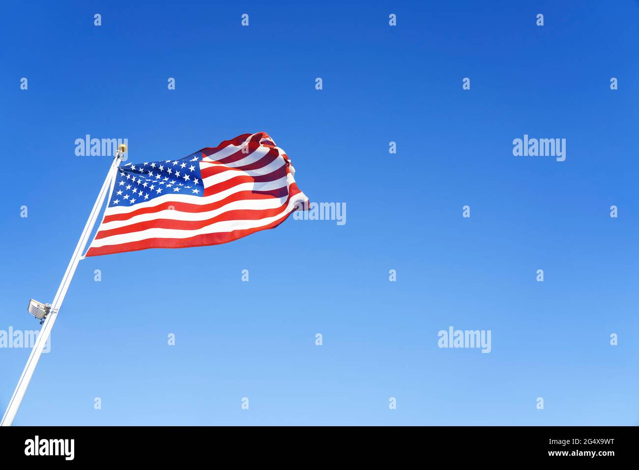 Amerikanische Flagge winkt an sonnigen Tagen Stockfoto