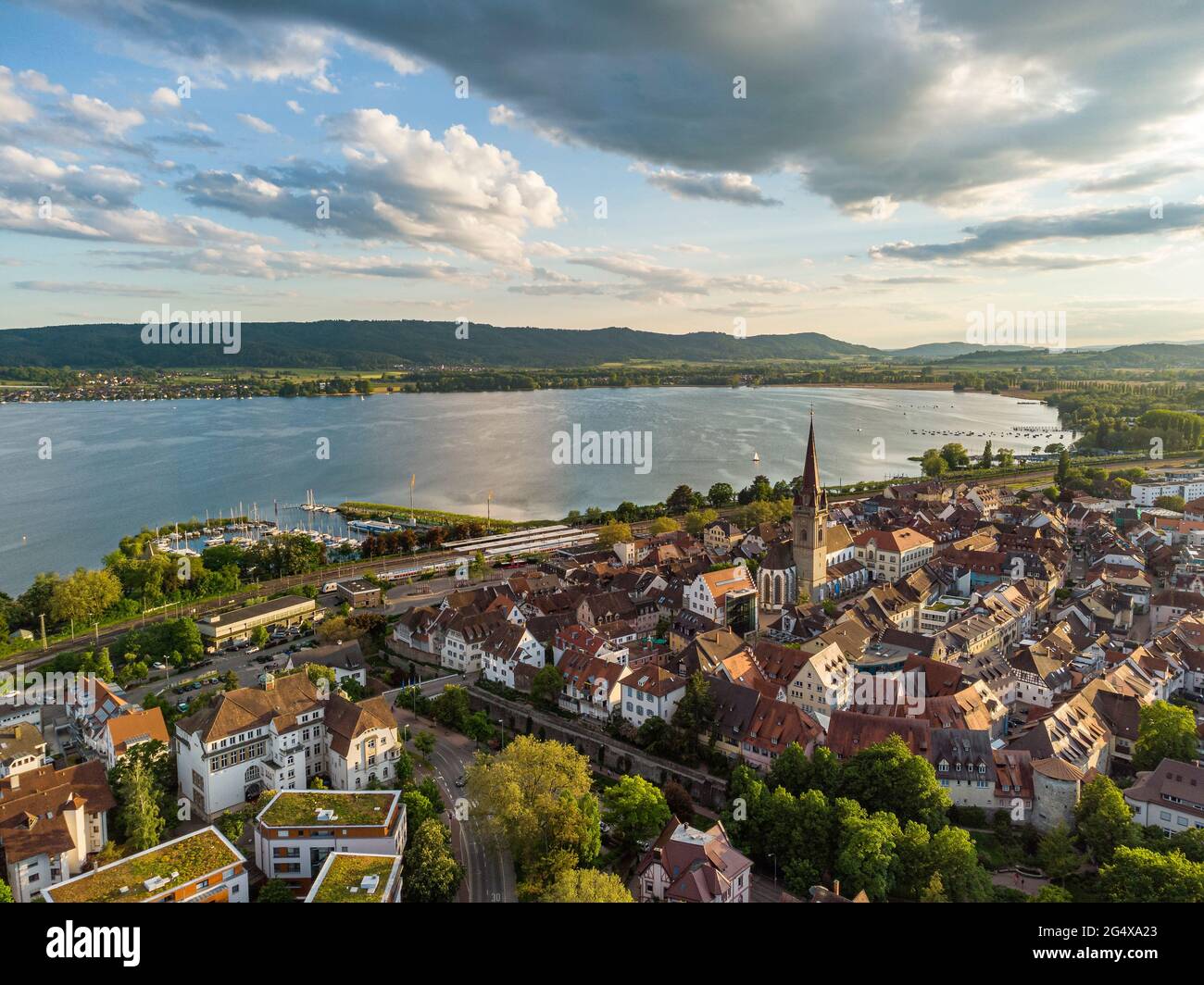 Deutschland, Baden-Württemberg, Radolfzell am Bodensee, Luftaufnahme der Wolken über der Seestadt Stockfoto