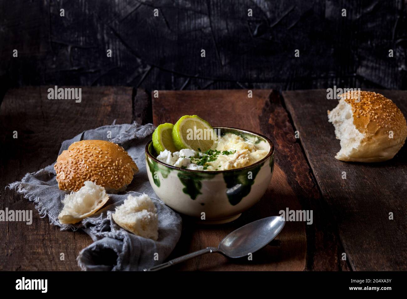 Schüssel GreekÂ avgolemonoÂ Suppe mit Reis, Zitronenscheiben und Brot Stockfoto