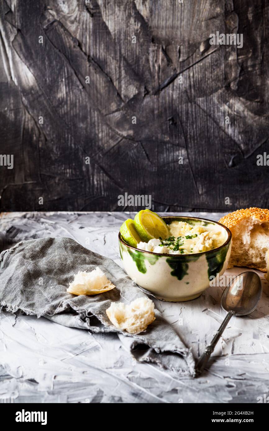 Schüssel GreekÂ avgolemonoÂ Suppe mit Reis, Zitronenscheiben und Brot Stockfoto