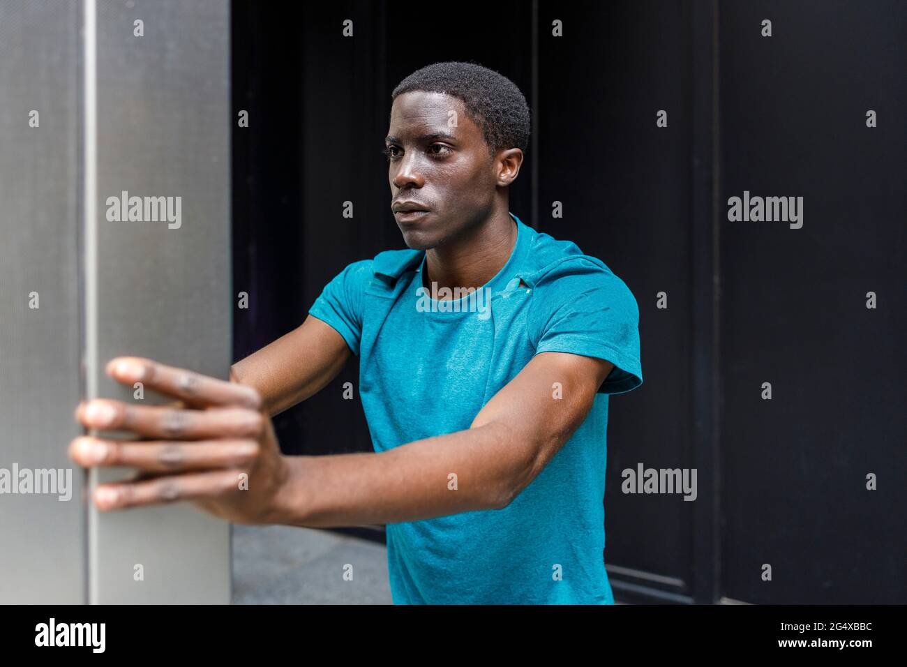 Afro-Mann starrte, während er im Korridor stand Stockfoto
