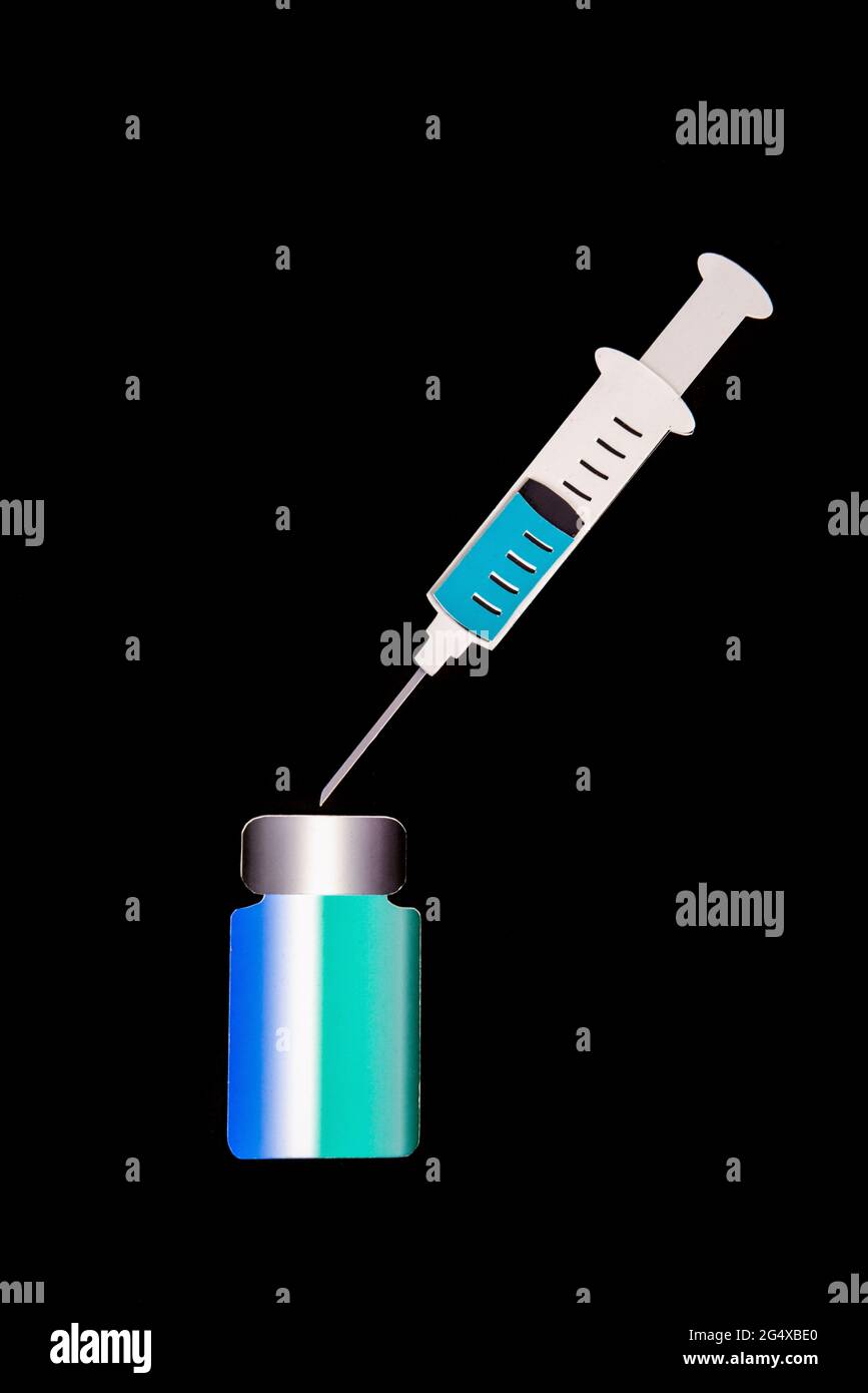 2D-Papierausschnitte der gefüllten Spritze und der Flasche mit Impfstoff Stockfoto
