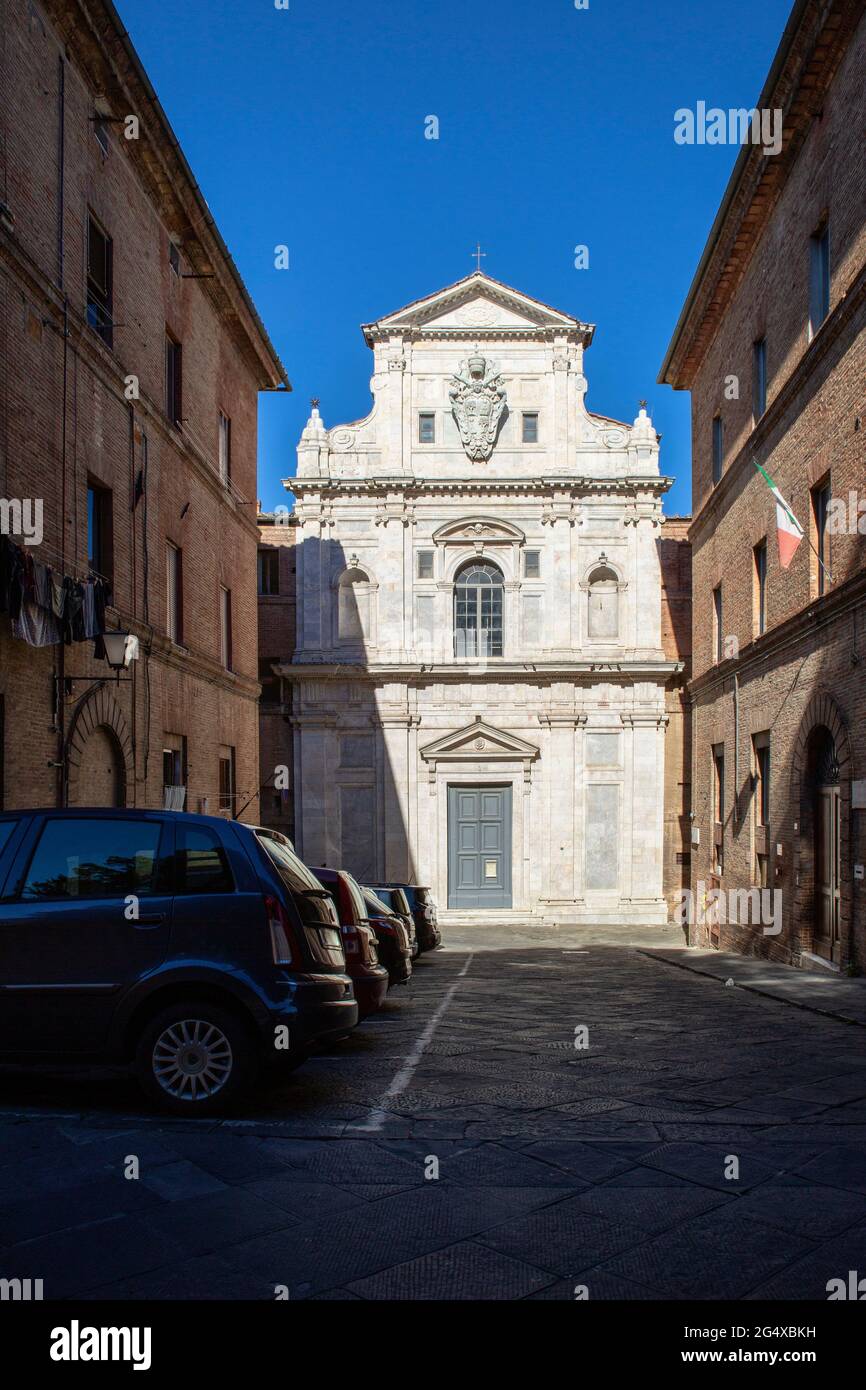 Italien, Toskana, Siena, Autos vor ofÂ der Kirche von San Raimondo geparkt Stockfoto