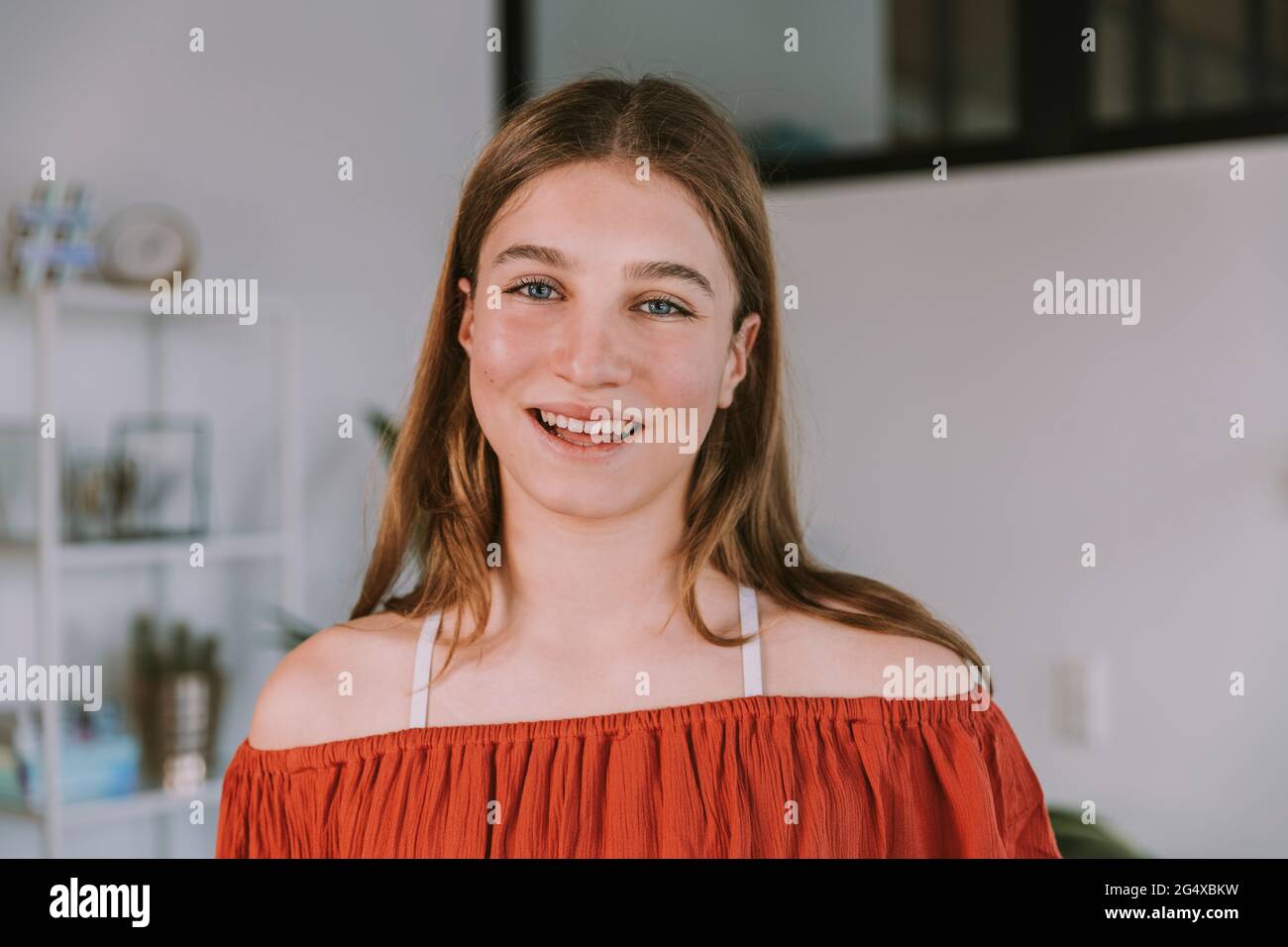 Teenager-Mädchen mit braunen Haaren lächelt zu Hause Stockfoto