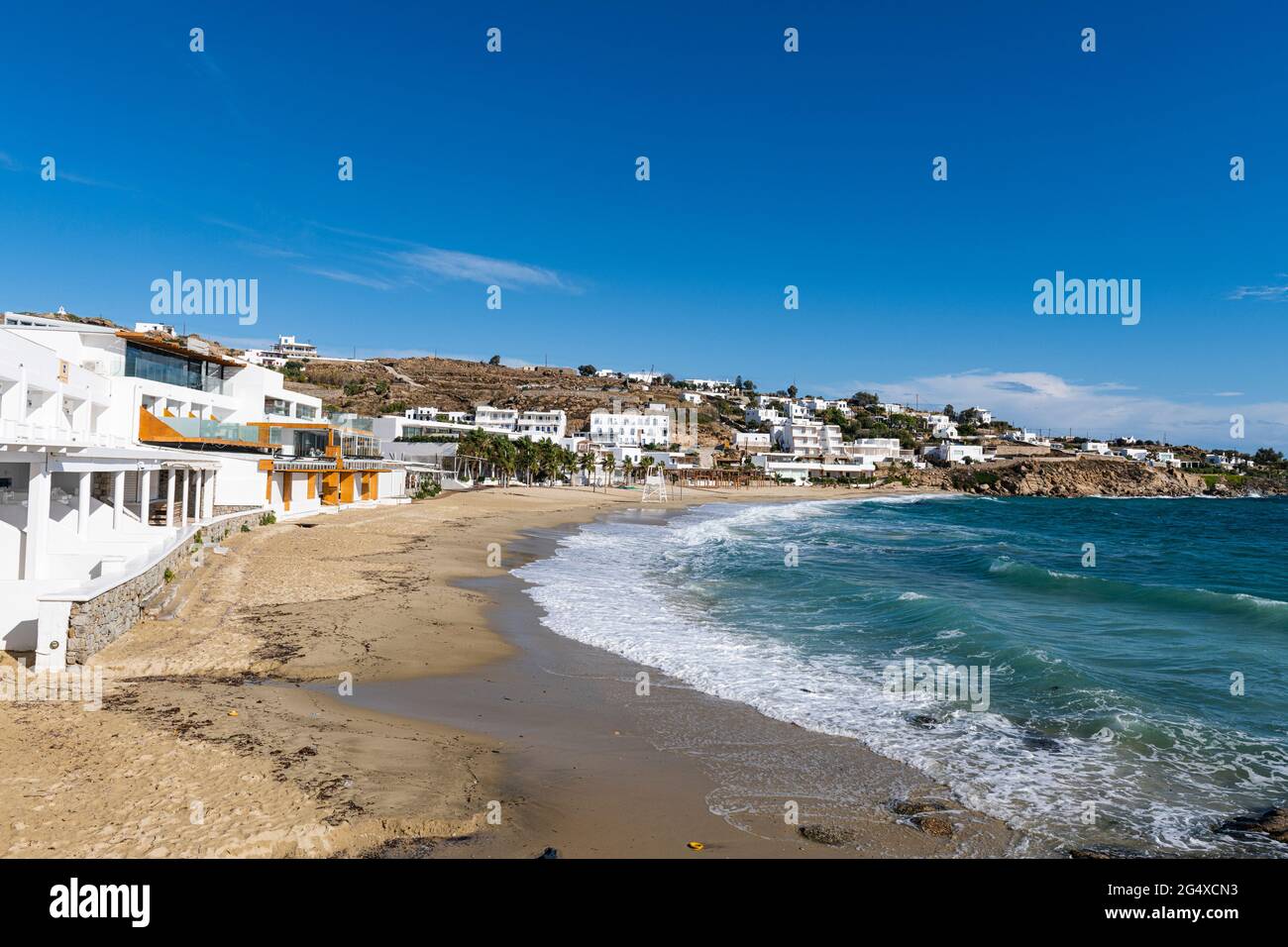 Häuser und Gebäude in der Nähe von Platys Gialos Beach in Mykonos, Griechenland Stockfoto