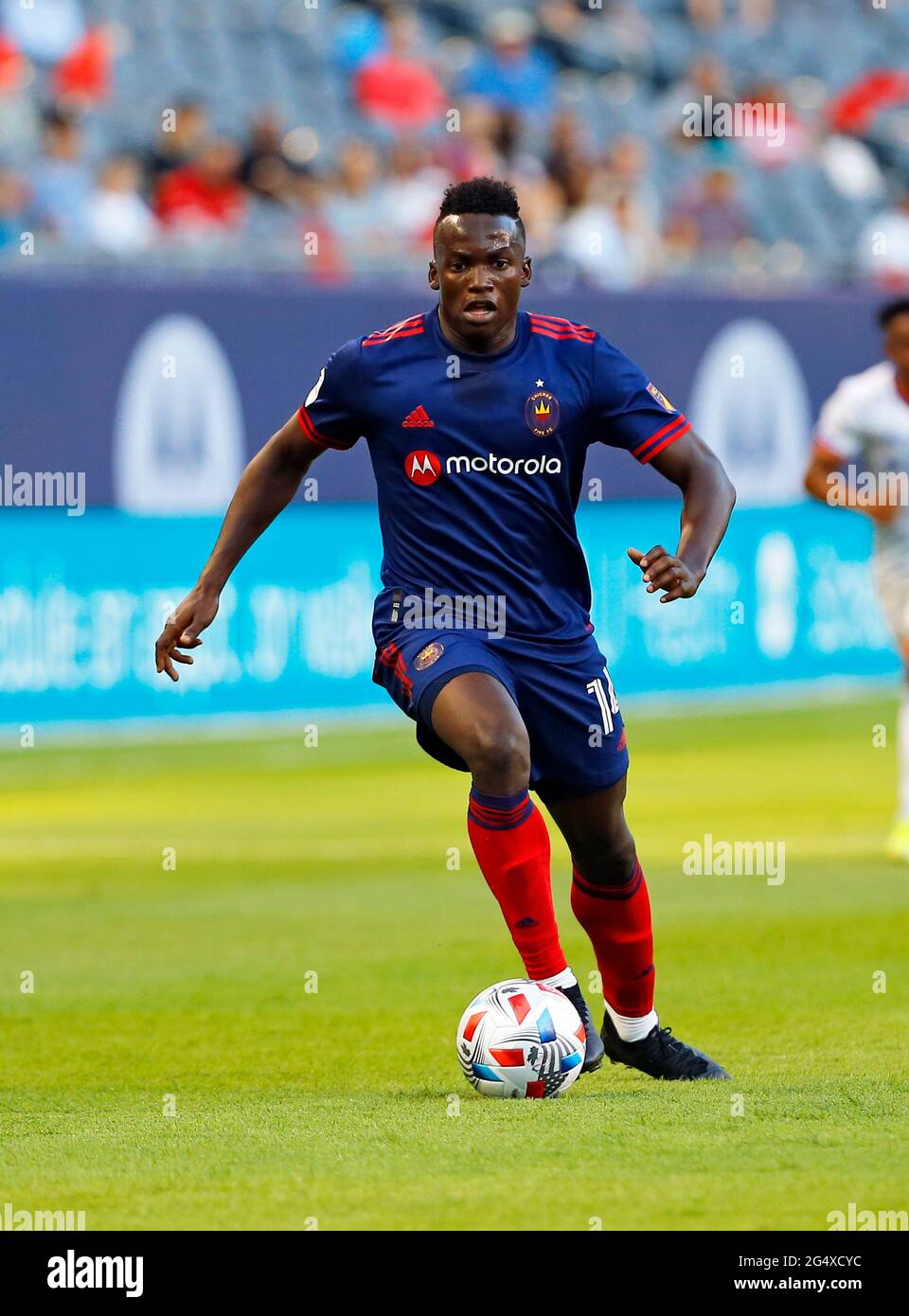 Chicago, USA. Juni 2021. Jhon Espinoza, der FC Chicago Fire, spielt den Ball gegen den FC Cincinnati auf dem Soldier Field in Chicago, IL, USA. Cincinnati gewann 1:0. Kredit: Tony Gadomski/All Sport Imaging/Alamy Live Nachrichten Stockfoto