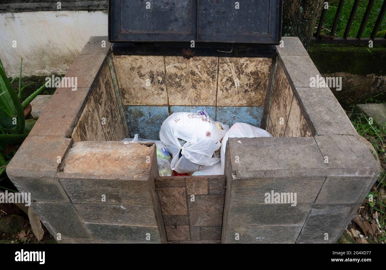 Nahaufnahme des Mülldeponie-Kastens vor dem Haus Stockfoto