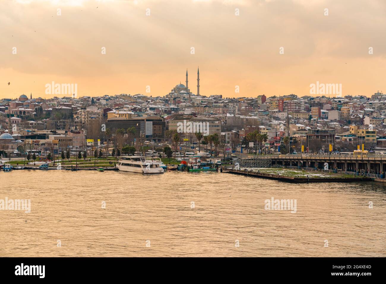 Türkei, Istanbul, Küstenstadt in der Abenddämmerung Stockfoto