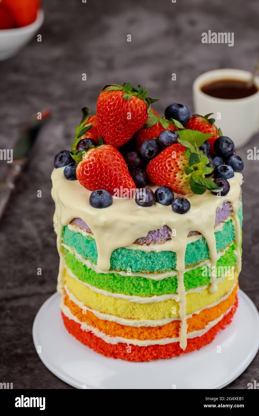Köstlicher Beerenkuchen mit frischen Erdbeeren und Heidelbeeren. Stockfoto