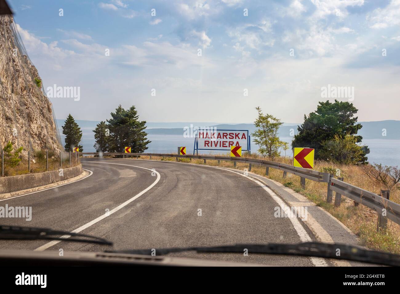 Auto, das entlang der Küstenstraße in Richtung Makarska Riviera fährt Stockfoto