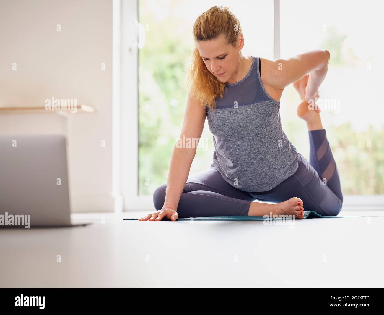 Frau praktizieren Yoga zu Hause Stockfoto