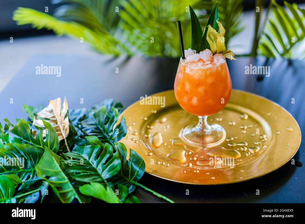 Cocktail auf dem Tablett im Restaurant Stockfoto