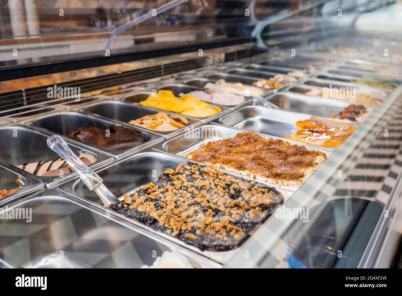 Verschiedene Geschmacksrichtungen von Eiscreme im Laden Stockfoto