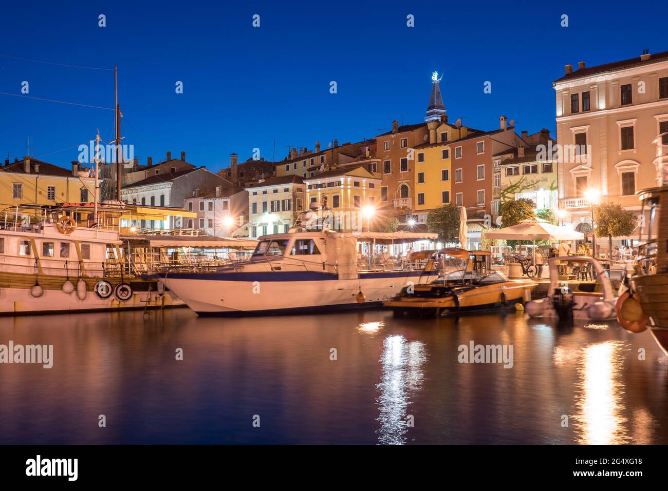 Kroatien, Gespanschaft Istrien, Rovinj, Motorboote, die nachts im alten Stadthafen festgemacht sind Stockfoto