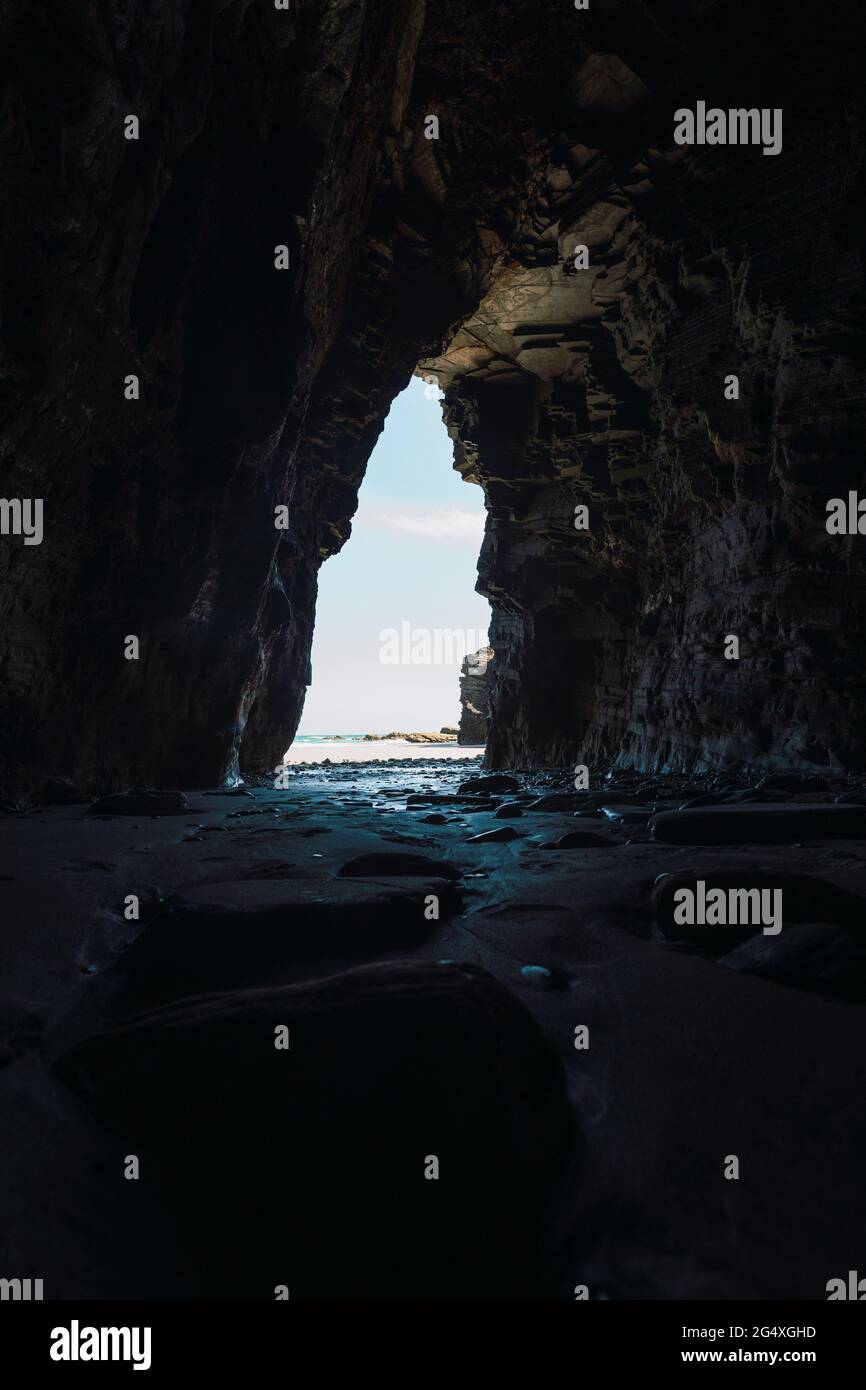 Innenraum der dunklen Höhle am Strand der Kathedralen Stockfoto