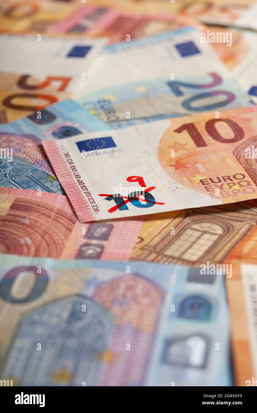 Zehn-Euro-Banknote mit der Nummer 9, die die Abwertung der Währung symbolisiert Stockfoto
