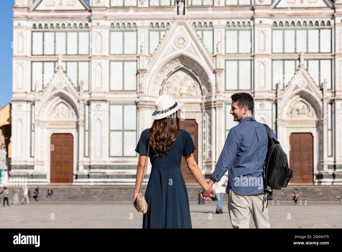 Ehepaar hält sich an der Piazza Di Santa Croce, Florenz, Italien, die Hände Stockfoto