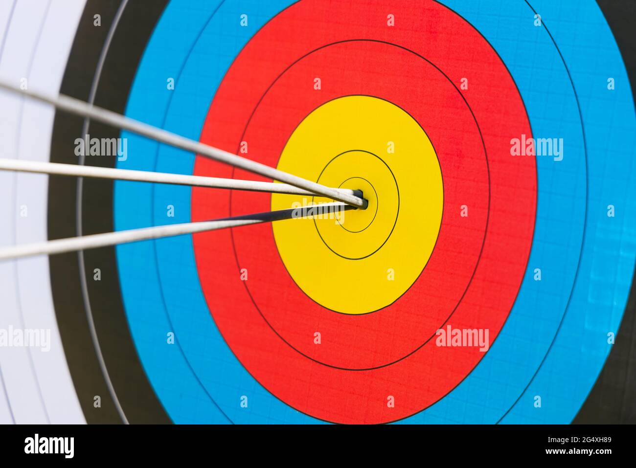 Pfeile im Bullauge Stockfoto