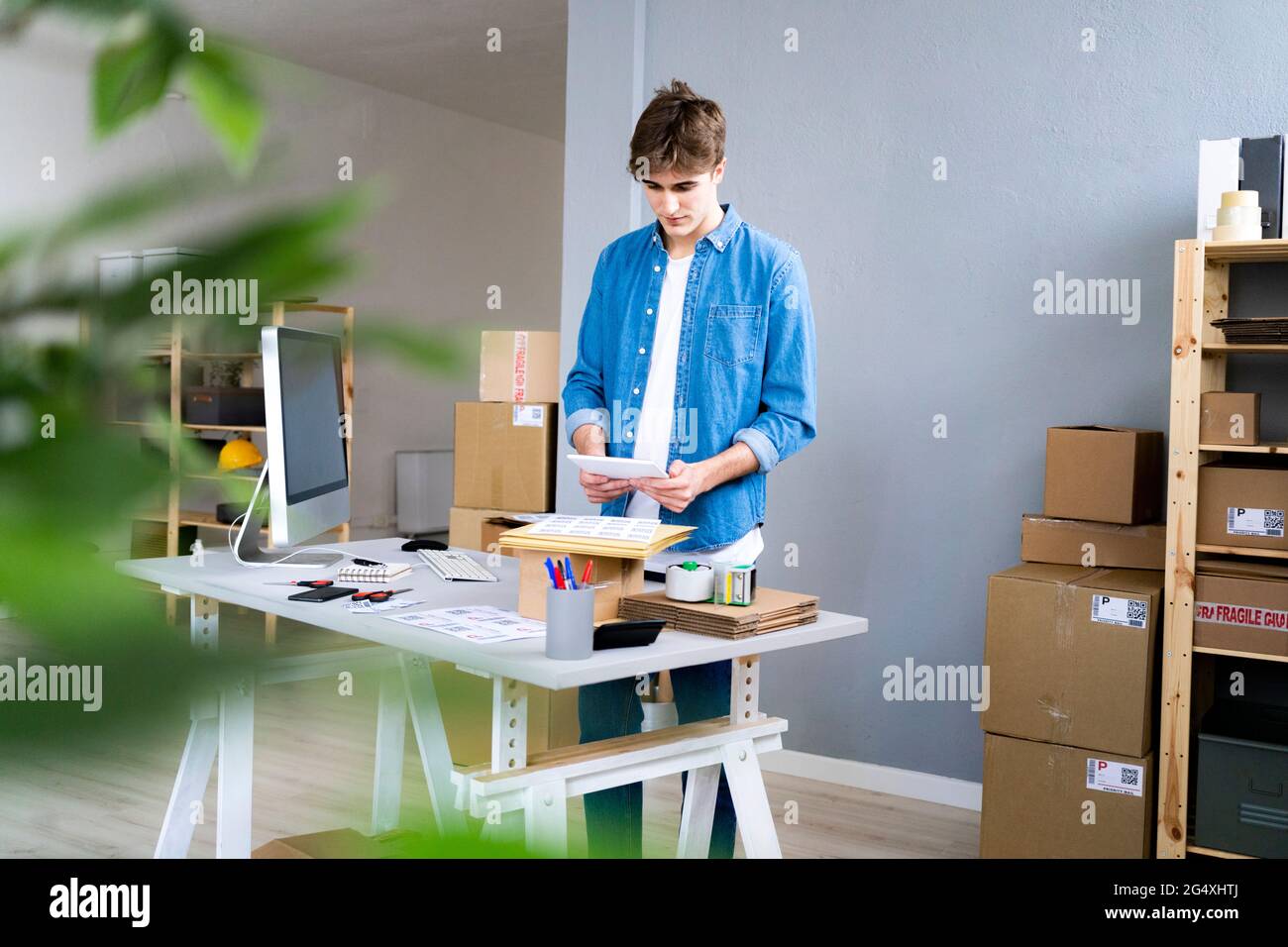 Professionelle Männer scannen Barcodes am Schreibtisch im Büro Stockfoto
