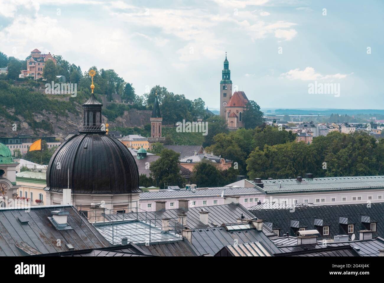 Österreich, Bundesland Salzburg, Salzburg, Historische Altstadt mit Kuppel der römisch-katholischen Dreifaltigkeitskirche im Vordergrund Stockfoto