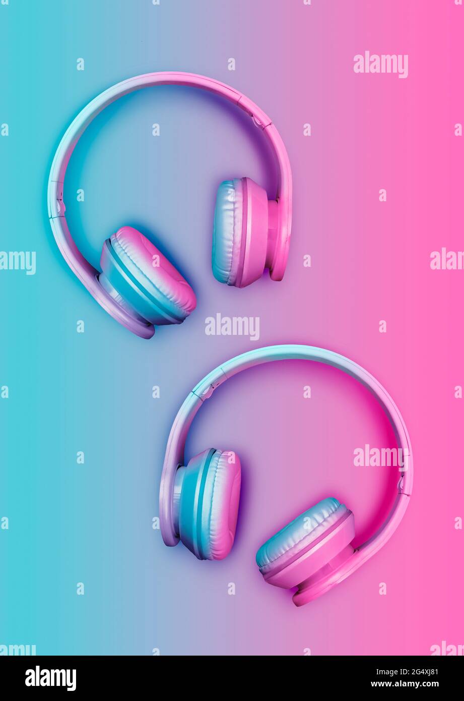 Studioaufnahme von zwei Paaren von kabellosen Kopfhörern in Pink und Blau Stockfoto