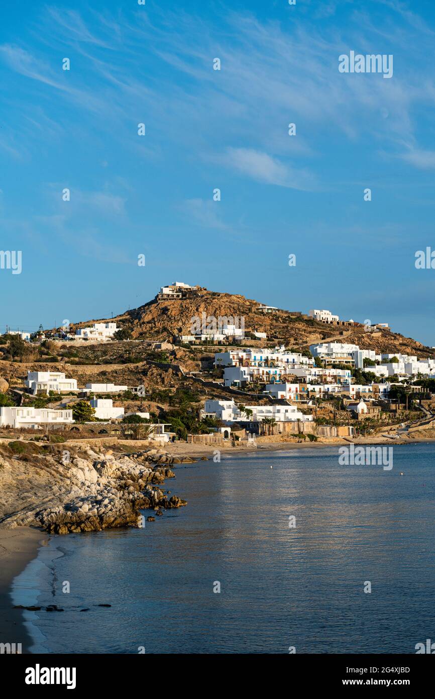 Weiß gewaschene Häuser auf Bergen am Agios Ioannis Strand in Mykonos, Griechenland Stockfoto