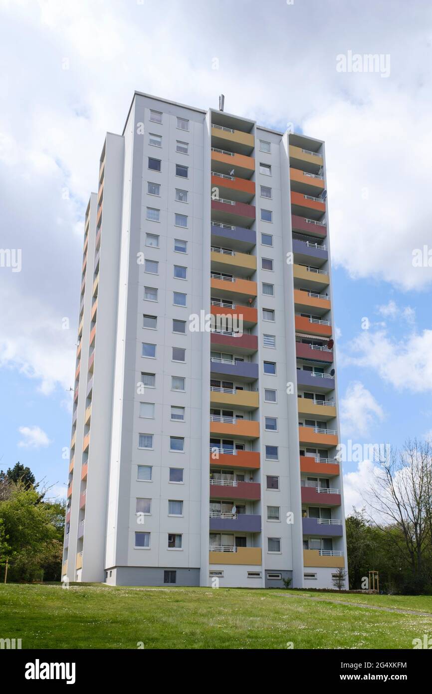 Deutschland, Nordrhein-Westfalen, Hagen, Hochhaus mit bunten Balkonen Stockfoto