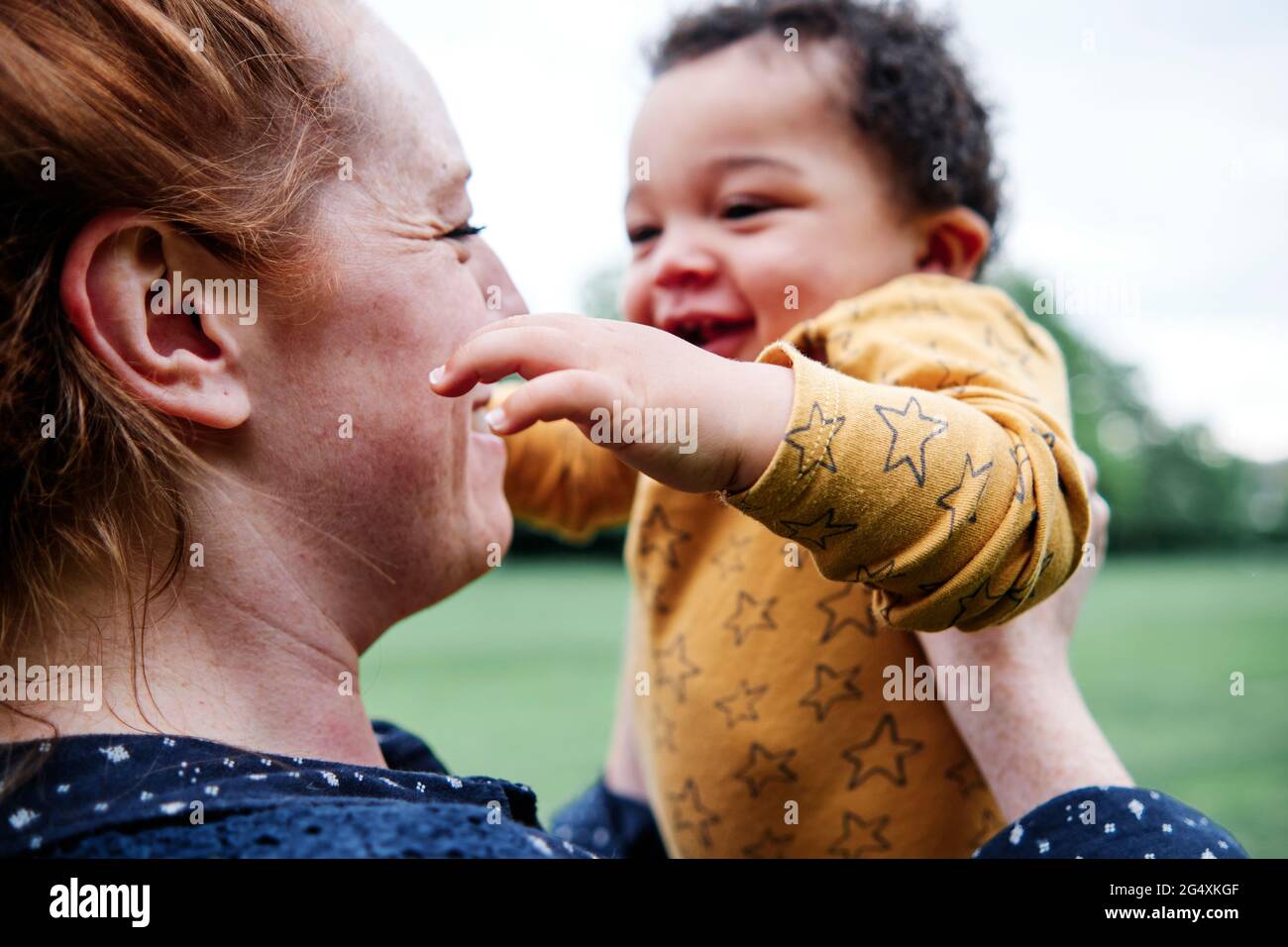 Mutter spielt mit Sohn im Park Stockfoto