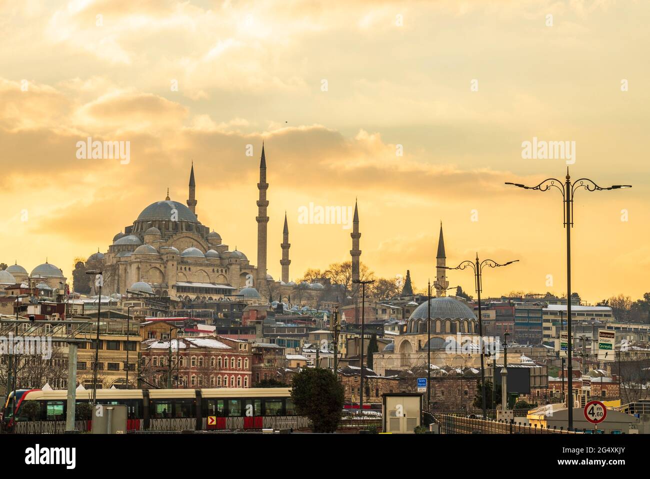 Türkei, Istanbul, Moody Himmel über Fatih Bezirk bei Sonnenuntergang mit Suleymaniye und Rustem Pasha Moscheen im Hintergrund Stockfoto