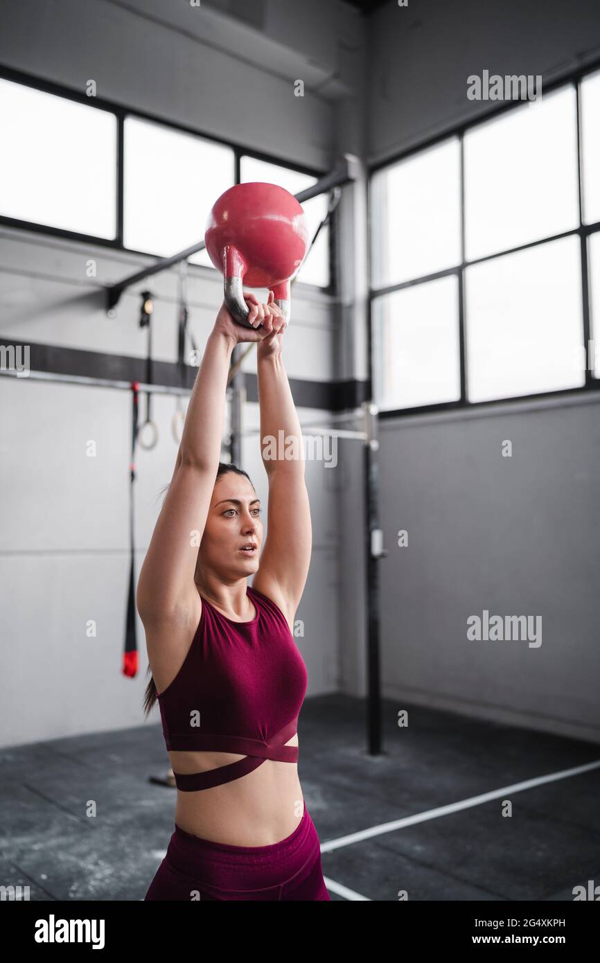 Weibliche Sportlerin beim Gewichtheben im Fitnessstudio Stockfoto