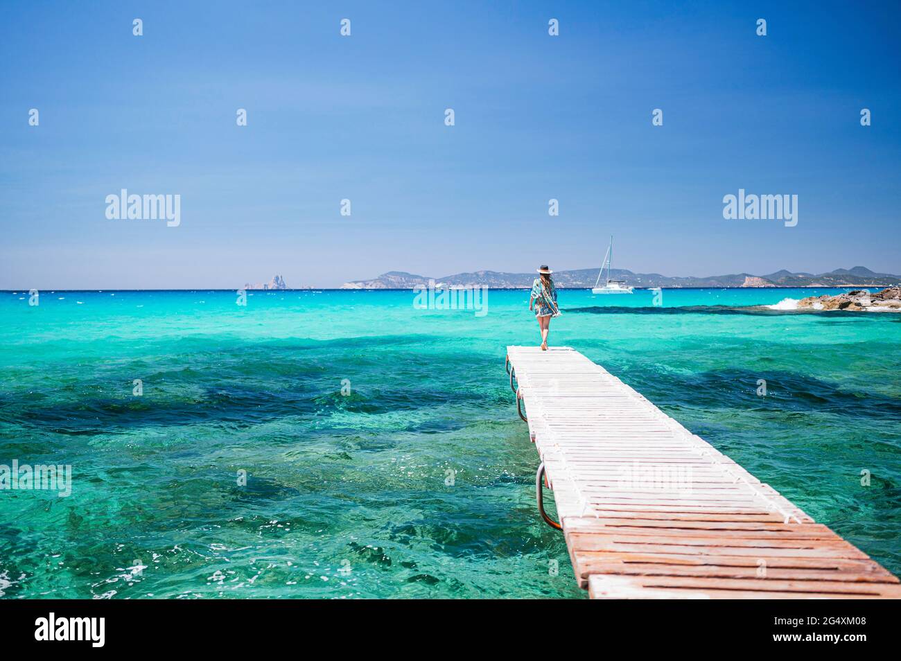 Reife Frau, die auf dem Steg auf Formentera Island steht Stockfoto