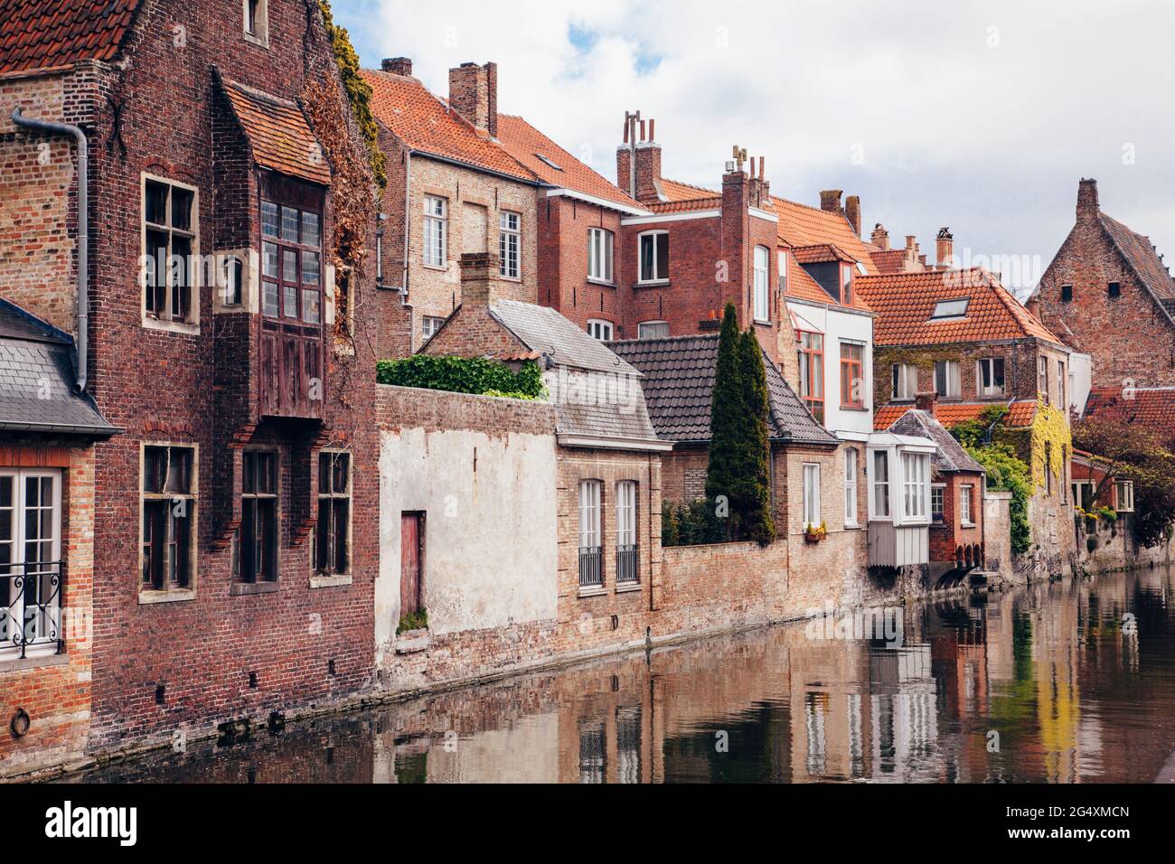 Belgien, Westflandern, Brügge, Altstadthäuser am Stadtkanal Stockfoto