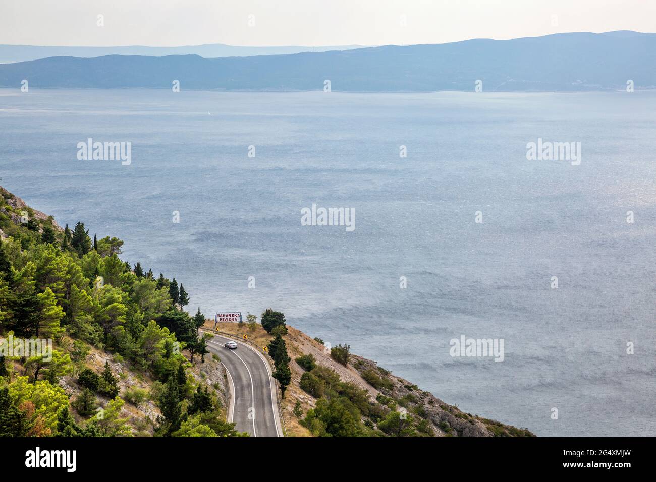 Makarska Riviera Bucht mit Küstenstraße im Vordergrund Stockfoto