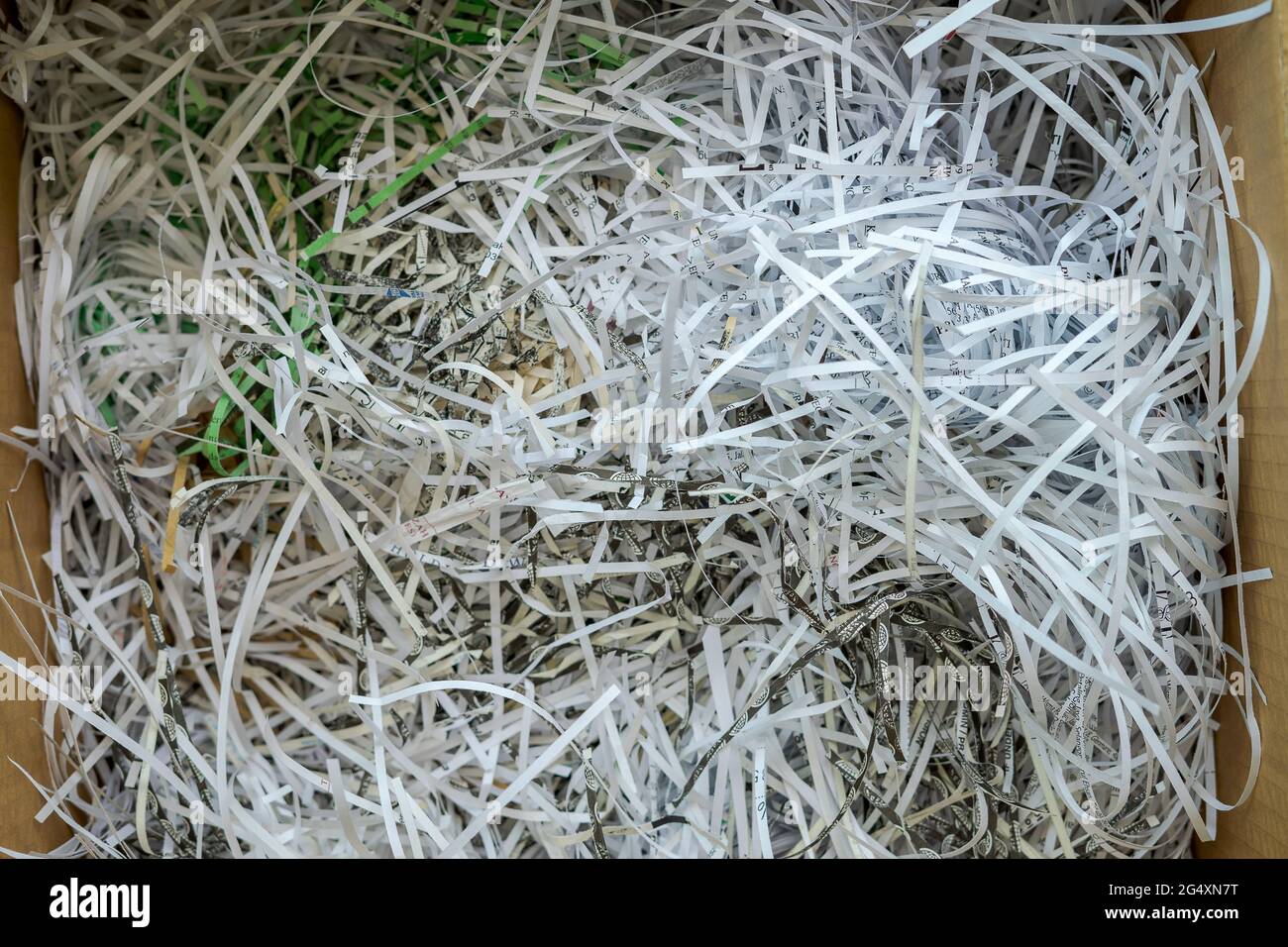 Weißes, zerkleinertes Papier in einem Karton. Stockfoto