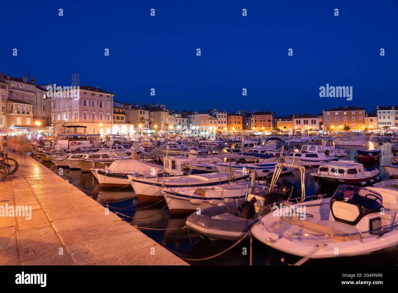 Kroatien, Gespanschaft Istrien, Rovinj, Motorboote, die nachts im alten Stadthafen festgemacht sind Stockfoto