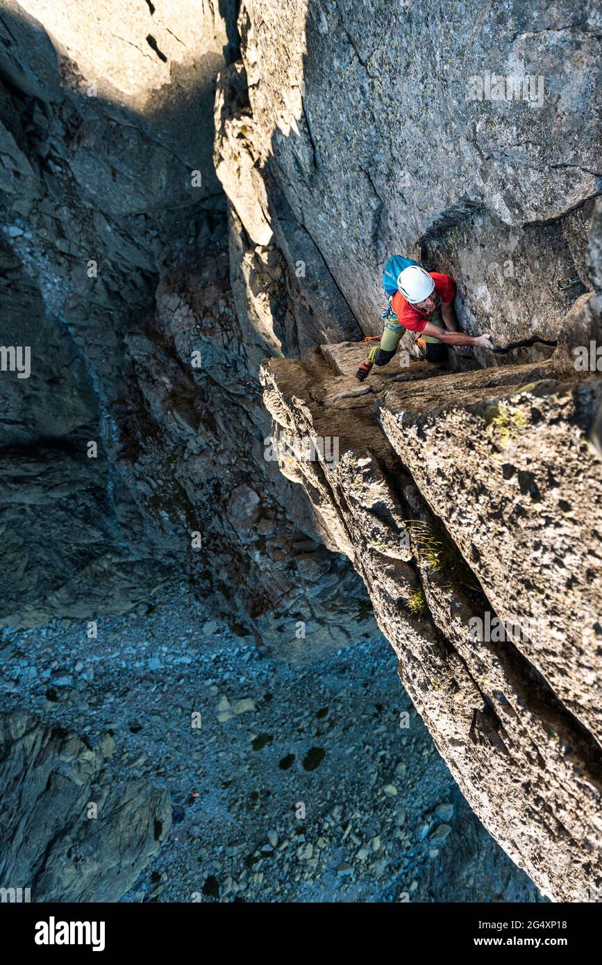 Kaukasischer Mann klettert auf Felsberge Stockfoto