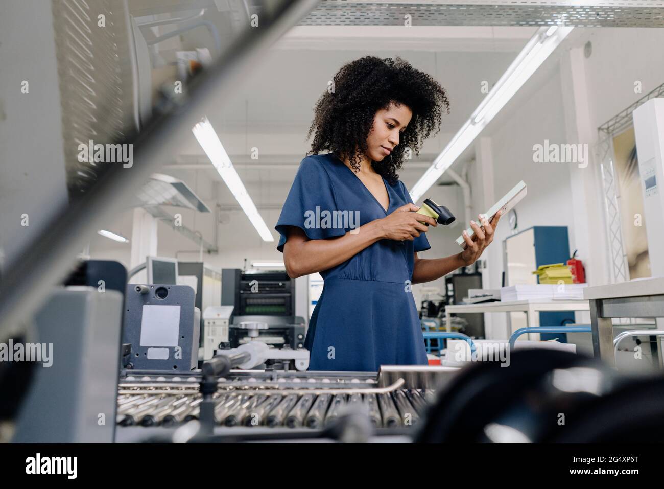 Geschäftsfrau Scannen Barcode auf Buch in der Industrie Stockfoto