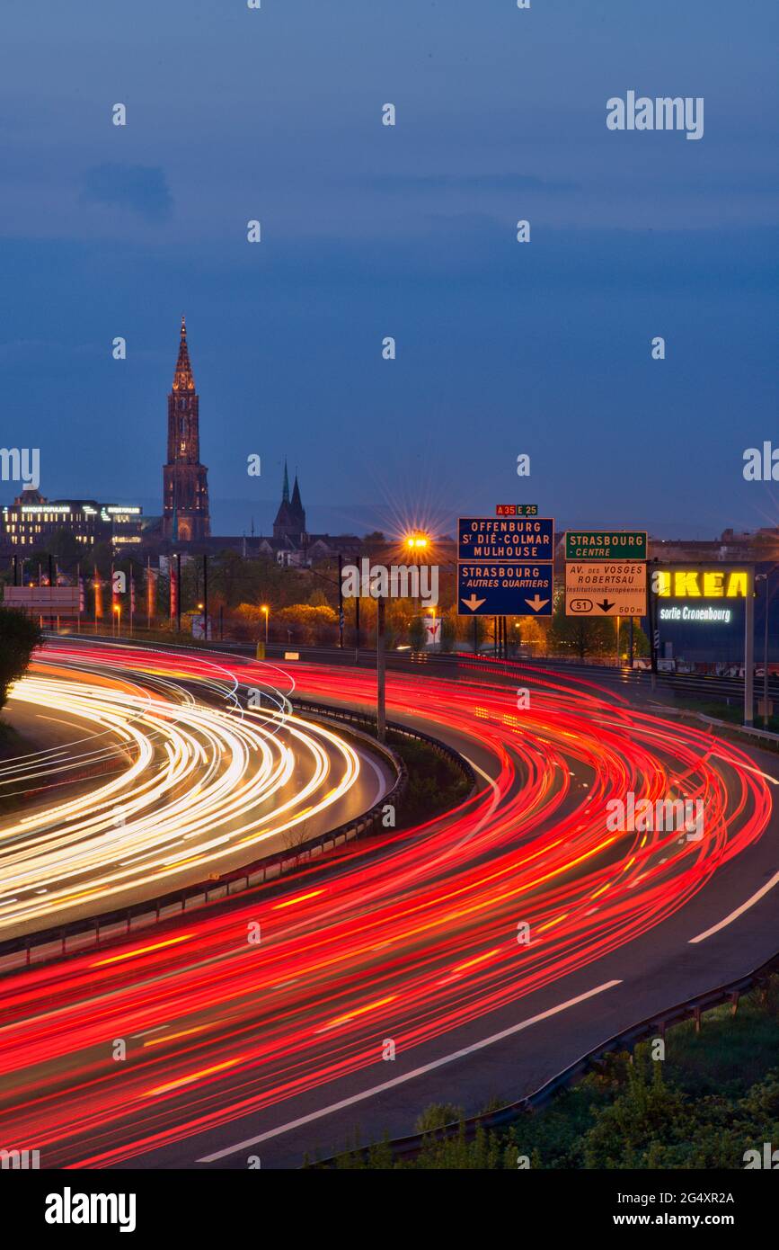 FRANKREICH, BAS-RHIN (67), STRASSBURG, NÄCHTLICHER VERKEHR AUF DER AUTOBAHN A35 UND STRASSBURGER MÜNSTER Stockfoto