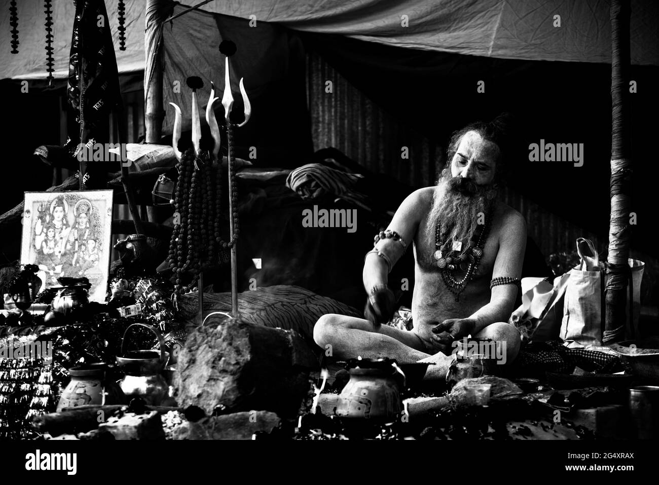 Kalkutta, Indien. Juni 2020. Porträt der indischen Sadhu (Heilige Männer), die sich entschieden haben, ein asketisches Leben zu führen und sich auf die spirituelle Praxis von Hind zu konzentrieren Stockfoto