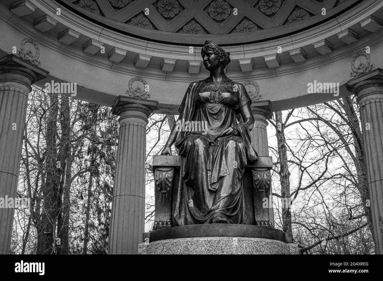 Maria Feodorovna (Dagmar von Dänemark) Denkmal in der Stadt Pavlovsk, Russland. Carlo Rossi, 1816. Nahaufnahme. Schwarz und Weiß. Stockfoto