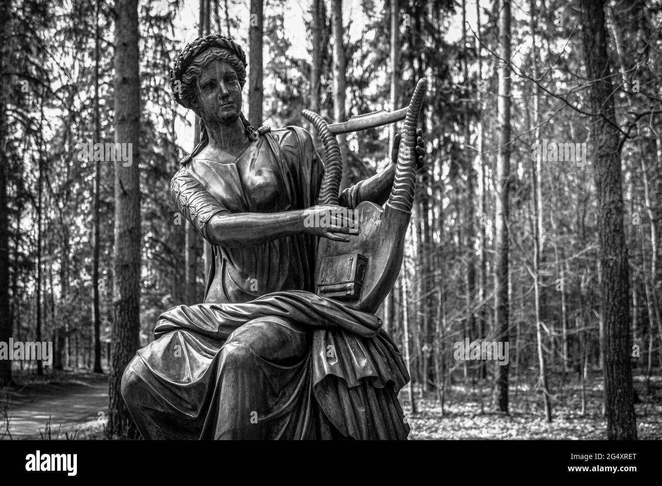 Denkmal der Muse Terpsichore mit einer Leier. Pawlowsk, Russland. Fjodor Gordejew, 1787. Schwarz und Weiß. Stockfoto
